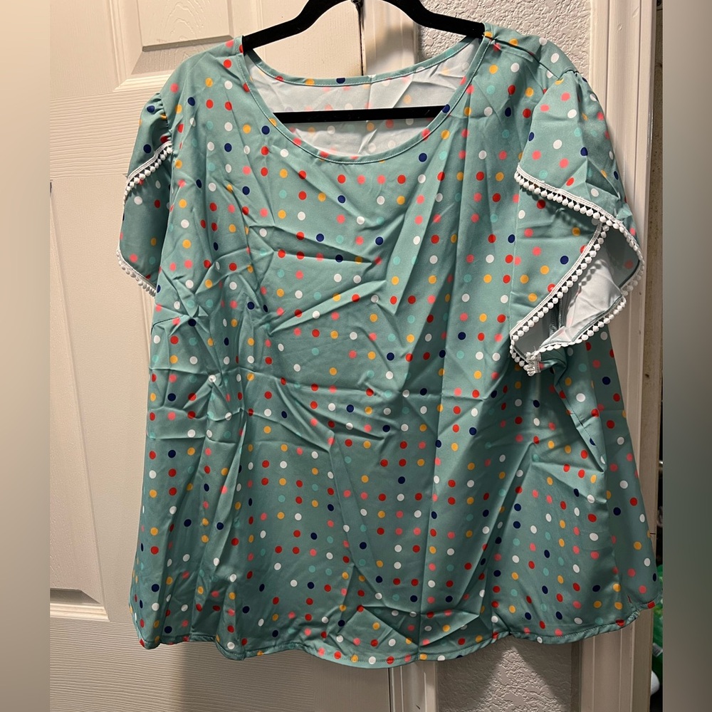 Polka dotted plus size top. 4x SHEIN brand.